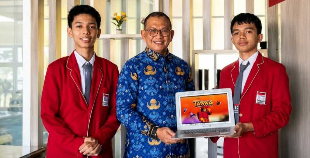 Muh Fadhel Ardiansyah (kanan) dan Muh Faaiq Khairy Al Azzam (kiri), dua siswa SMK Telkom Makassar yang berhasil menciptakan game Roblox yang berlatar Kota Makassar.