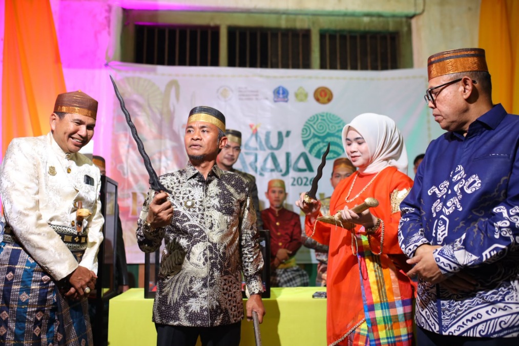 Dua keris pusaka koleksi Prabowo Subianto dan Fadli Zon di Gau Maraja Bone 2026