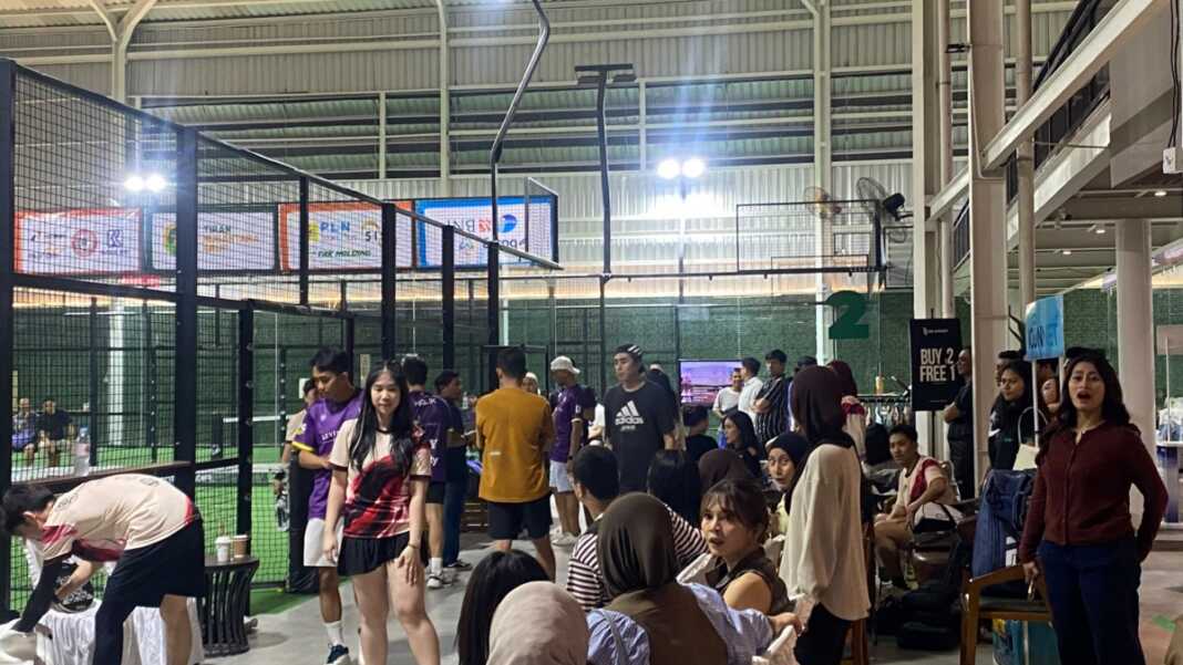 Suasana semifinal SulawesiPos Pentas Padel di Padel Hood Makassar, Sabtu (26/9/2026). Sedangkan tayangan langsung meraih 4.300 views