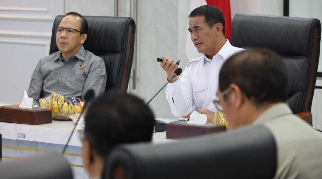 Mentan Amran menegaskan kebijakan pemimpin dapat menentukan arah bangsa ketika berbagi pengalaman kepemimpinan kepada peserta didik Sespimti Polri Dikreg ke-36 di Kementan, Jakarta, Senin (28/9/2026). Di hadapan perwira menengah Polri, TNI, dan Kejaksaan, ia menekankan keputusan yang tepat, kolaborasi, ketahanan pangan-energi, dan karakter sebagai fondasi pelayanan kepada rakyat.