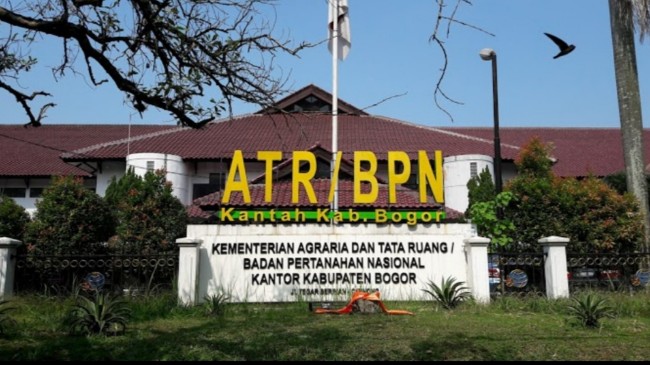 KPK mengamankan 17 orang dalam OTT kasus dugaan pengurusan HGB di Bogor, salah satunya pejabat ATR/BPN pada Senin (14/9/2026).