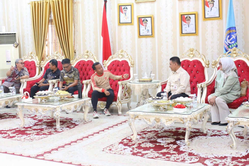 Kepala Disnakkeswan Sulsel bersama Bupati Andi Asman Sulaiman membahas pengembangan sapi perah di Rumah Jabatan Bupati Bone, Kamis (24/9/2026).