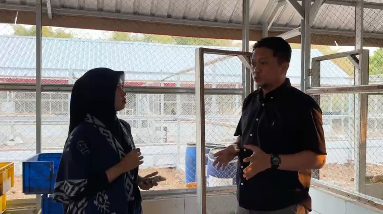 Koordinator Safeguard LCDI-ITF Unhas sekaligus Dosen Fakultas Peternakan Unhas, Dr. Ir. Zulkarnaim, S.Pt., M.Si., IPM saat diwawancara di pengolahan sampah organik Unhas