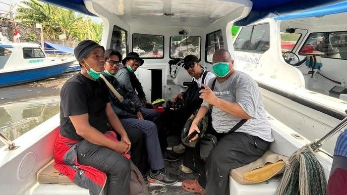 Lima jurnalis sempat foto bersama saat hendak meliput erupsi Gunung Anak Krakatau, Rabu (7/9/2026).