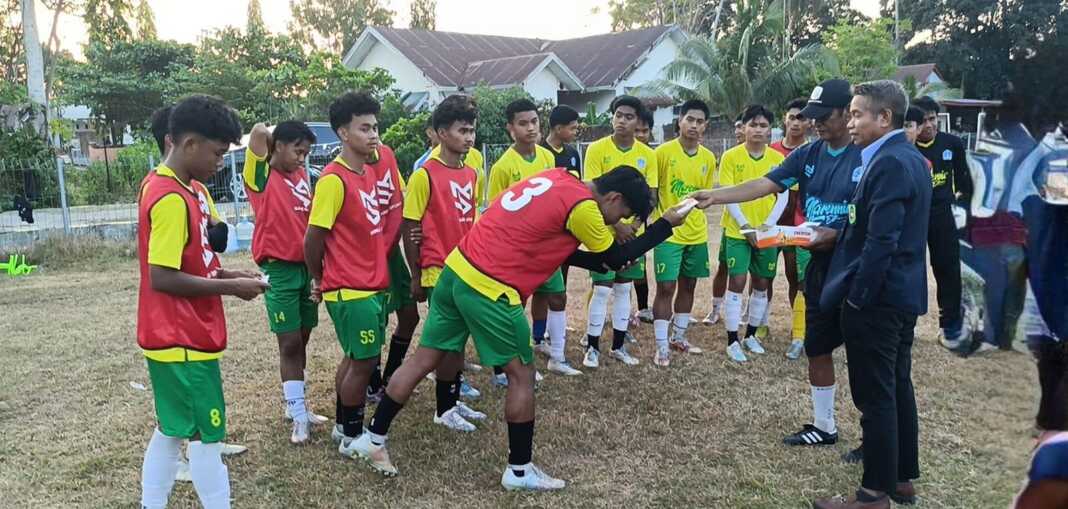 Manager Porprov PSSI memantau langsung sesi latihan taktikal tim di Lapangan Lappo Ase