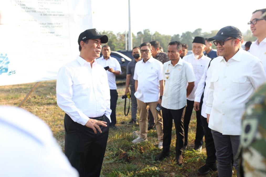 Mentan Amran meninjau pembangunan kawasan peternakan terintegrasi di Bone, Jumat (25/9/2026)