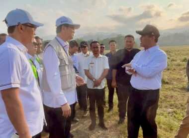 Mentan Amran meninjau pembangunan kawasan peternakan terintegrasi di Bone, Jumat (25/9/2026).