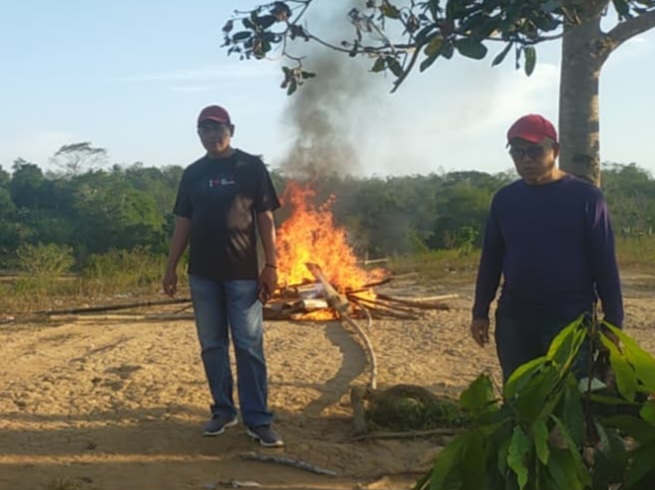 Polisi bakar arena sabung ayam di Dusun Bulosanni, Bulukumba, Jumat (11/9/2026). (Dok. JawaPos Group)