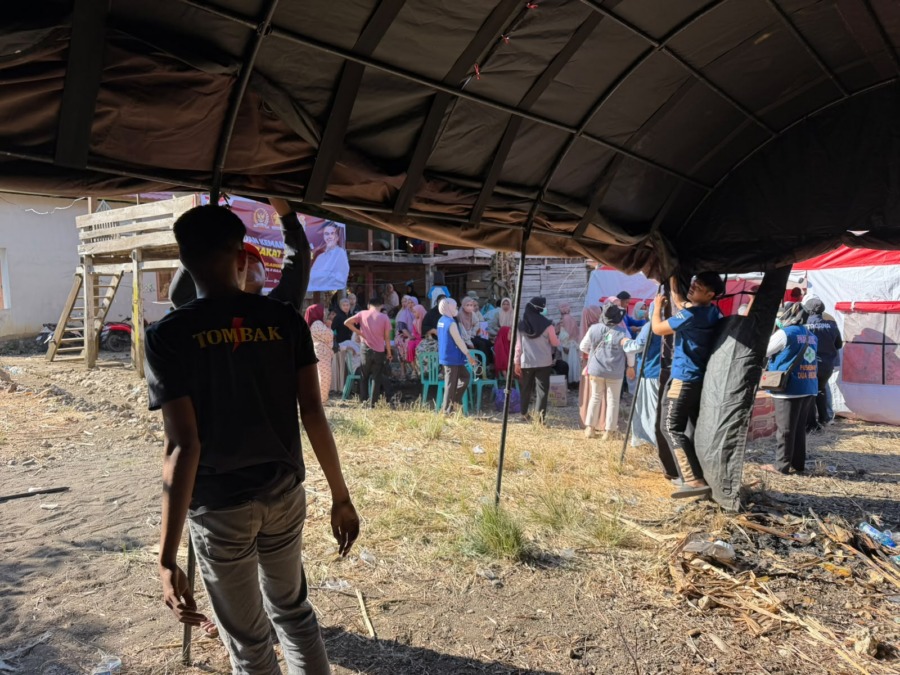 Polres Bone mendirikan tenda darurat untuk warga terdampak kebakaran di Desa Sanrangeng, Minggu (13/9/2026).