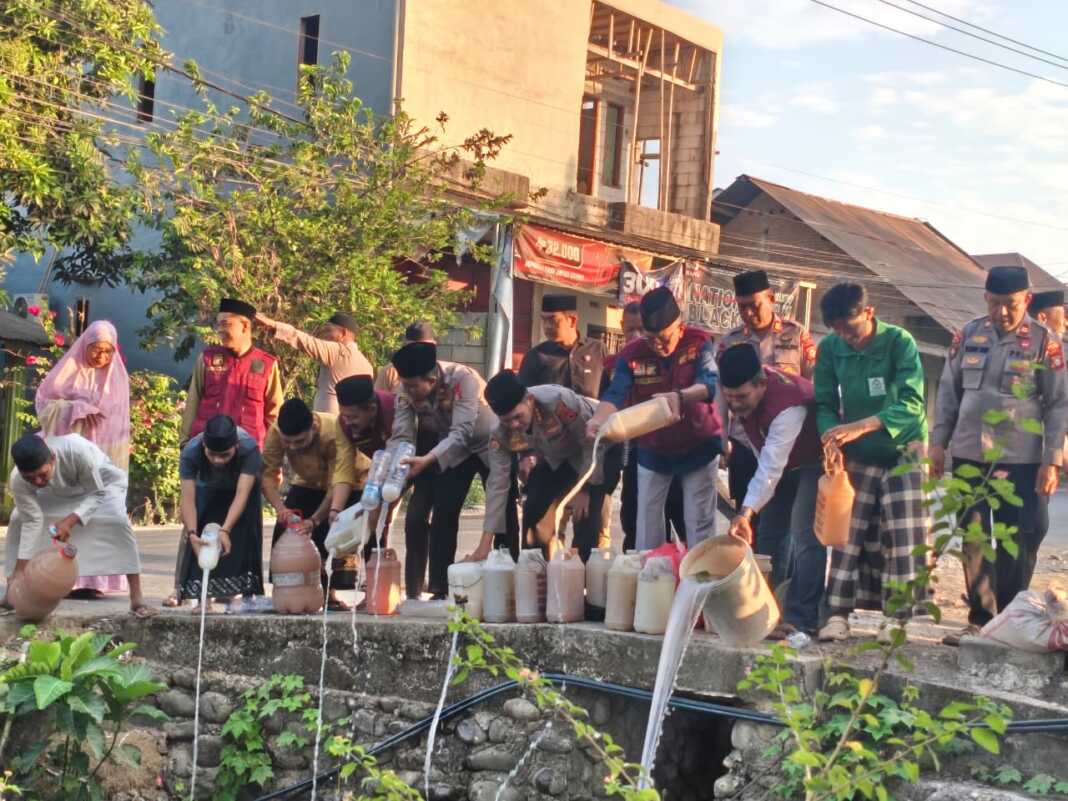 Polresta Gowa memusnahkan sekitar 500 liter ballo hasil operasi Polsek Somba Opu, Jumat (18/9/2026).