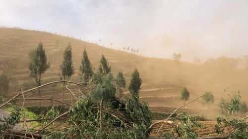 Kekeringan melanda 12 dari 14 kecamatan di Maros dan berdampak hampir 300 ribu jiwa. BPBD telah menyalurkan lebih 5 juta liter air bersih.
