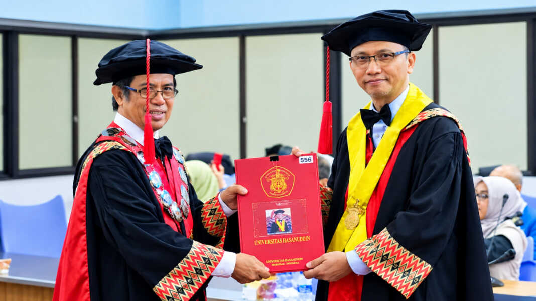 Prof Muhammad Niswar (kanan) menerima kode etik anggota Dewan Professor usai dikukuhkan sebagai Guru Besar Fakultas Teknik Unhas di Ruang Senat Lantai 2 Gedung Rektorat Unhas, Senin (17/02). Prof Niswar meraih penghargaan Suguri Yamaguchi.