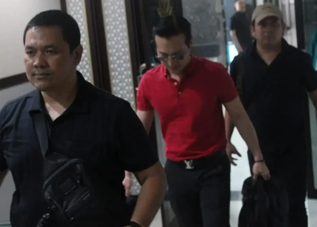 Robby Sulistio Handoko, buronan Kejati Jatim dalam kasus penggelapan Rp6,5 miliar, ditangkap tim gabungan di Pabbentengang, Maros, Kamis (17/9/2026).