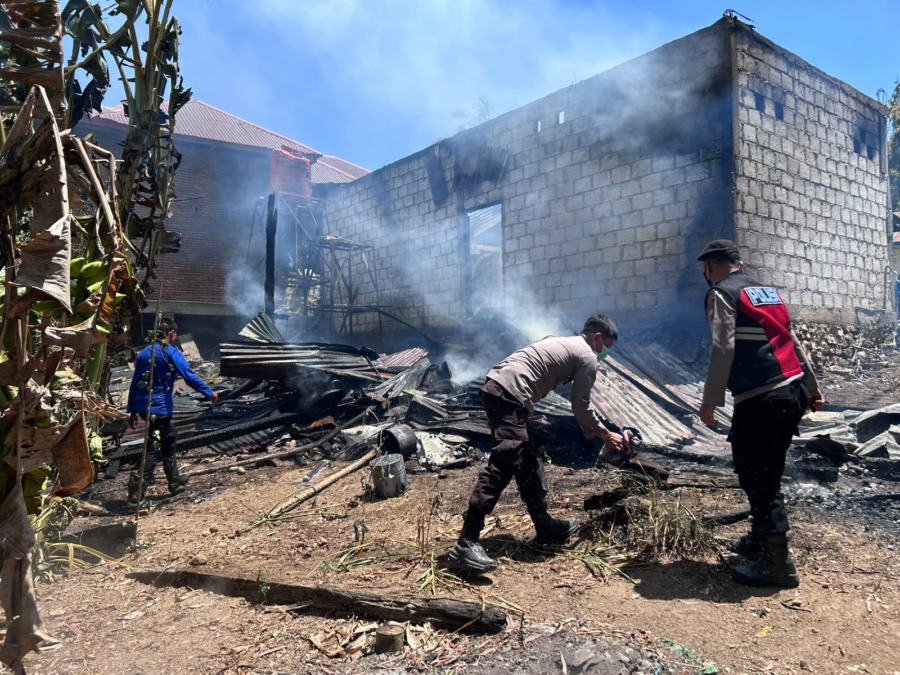 Rumah petani di Dusun Maccedde, Bone, terbakar setelah jerami diduga ikut terbakar saat korban membakar tempat bertelur ayam, Senin (14/9/2026)