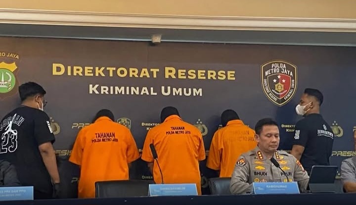 Polda Metro Jaya menetapkan tiga tersangka pengeroyokan pedagang cermin Bambang Setiawan. CCTV dan sidik jari mengungkap peran mereka