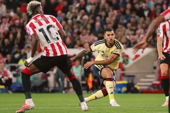 Arsenal menang 2-0 atas Sunderland setelah David Raya menggagalkan penalti Enzo Le Fée. Bruno Guimarães mencetak gol pertamanya untuk The Gunners sebelum Bukayo Saka memastikan kemenangan