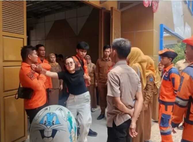 Seorang ASN Inspektorat OKI, Anton (32), tewas ditusuk istrinya setelah keduanya terlibat cekcok soal biaya pengobatan anak di depan Masjid At-Taqwa, tidak jauh dari Kantor Inspektorat OKI, Senin (21/9/2026) sekitar pukul 12.10 WIB