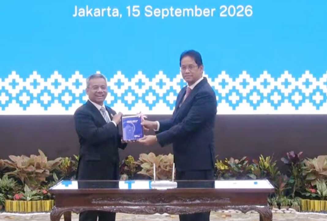 Suahasil Nazara mendapat iPad berisi laporan dari Purbaya Yudhi Sadewa saat serah terima jabatan Menteri Keuangan, Selasa (15/9/2026).