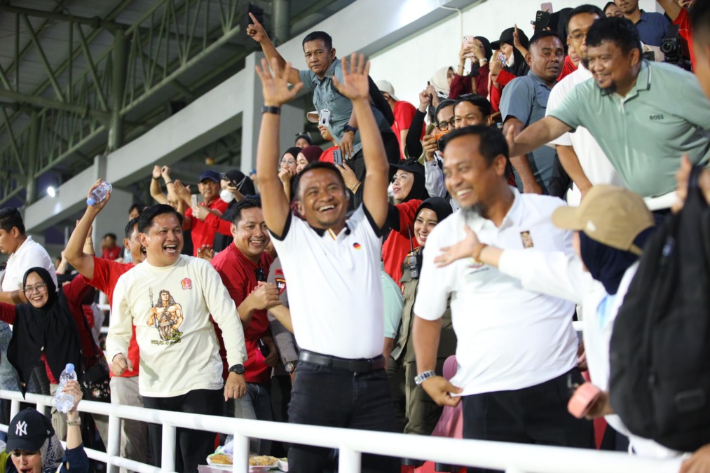Suasana pertandingan Piala Gubernur Sulsel 2026, Bupati Bone Andi Asman Sulaiman dan Gubernur Sulsel Andi Sudirman Sulaiman hadir langsung di Stadion Gelora BJ Habibie, Kota Parepare, Minggu (20/9/2026).