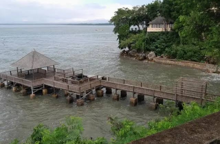 Tanjung Pallette di Bone dikenal sebagai destinasi wisata dengan panorama Teluk Bone