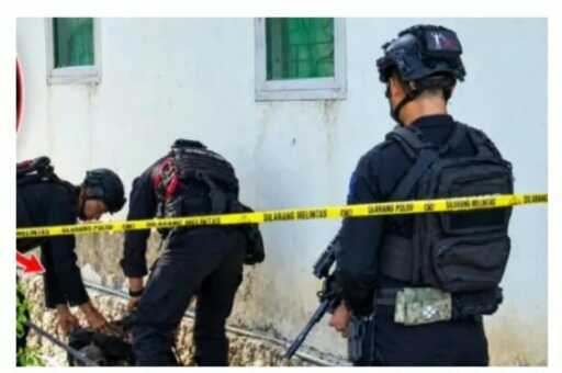 Tiga benda diduga bahan peledak yang ditemukan buruh bangunan saat menggali pondasi rumah di Bone dimusnahkan melalui disposal