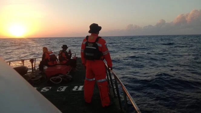 Tim Rescue Pos SAR Kolaka melakukan pencarian korban kapal KLM Boine Mai Mole yang dilaporkan tenggelam di perairan Bombana, Minggu (13/9/2026) malam.