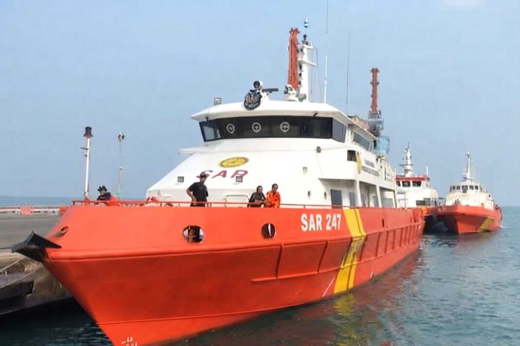 Tim SAR gabungan masih mencari 8 orang yang hilang di Selat Sunda saat meliput erupsi Gunung Anak Krakatau, Senin (14/9/2026). (Dok. Basarnas)