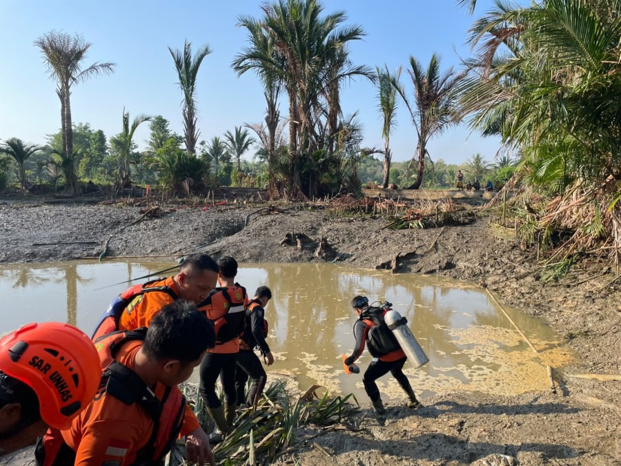 Tim SAR masih mencari Dika, korban tenggelam di kolam bekas galian di Maros, Jumat (25/9/2026).