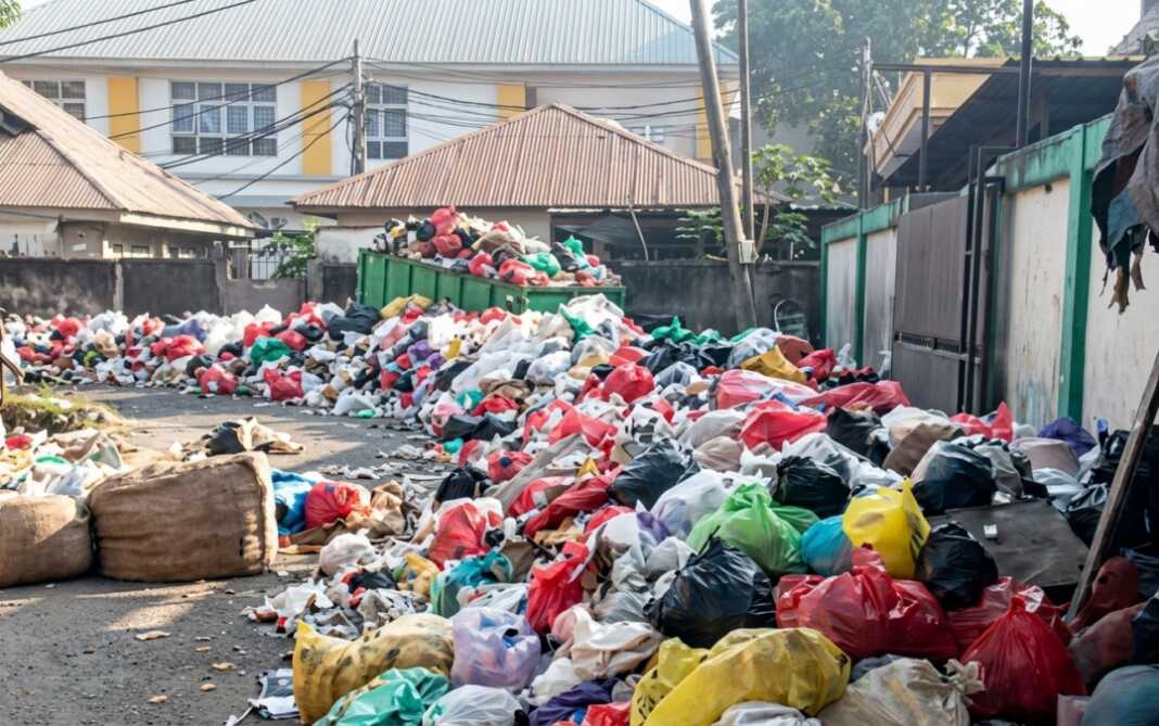 Tumpukan sampah menutup akses Jalan Kamboja Gowa hingga mengganggu kendaraan. DLH didesak segera memulihkan pengangkutan yang terhenti sepekan