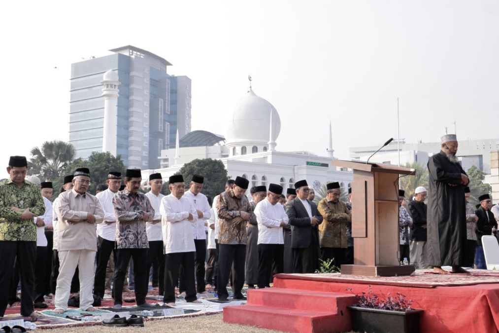 Ketum DMI Jusuf Kalla menggelar salat istisqa bersama ratusan jemaah di Masjid Al Azhar untuk memohon turunnya hujan di tengah ancaman kemarau panjang.