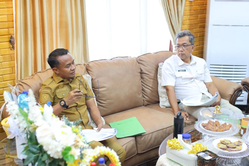 Bupati Bone H. Andi Asman Sulaiman, S.Sos., MM., saat menerima audiensi Direktur UPTD RSUD Regional La Mappapenning Bone dr. H. Erwan Tri Sulistyo, M.Kes.