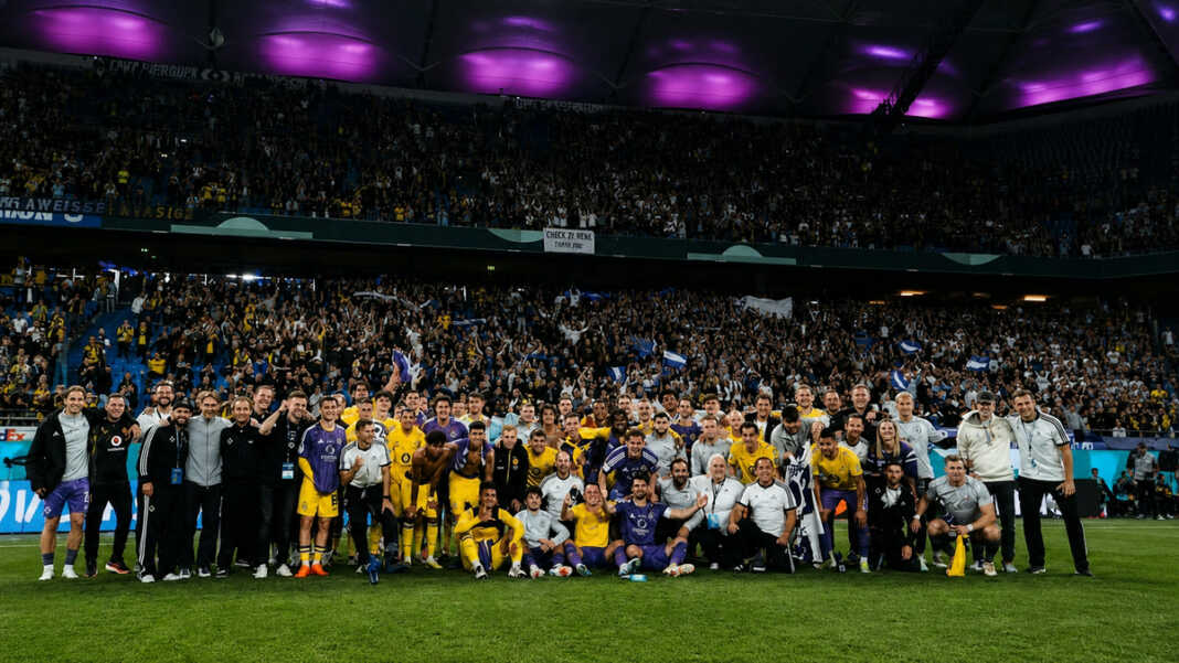 Momen kebersamaan dua tim di Volksparkstadion