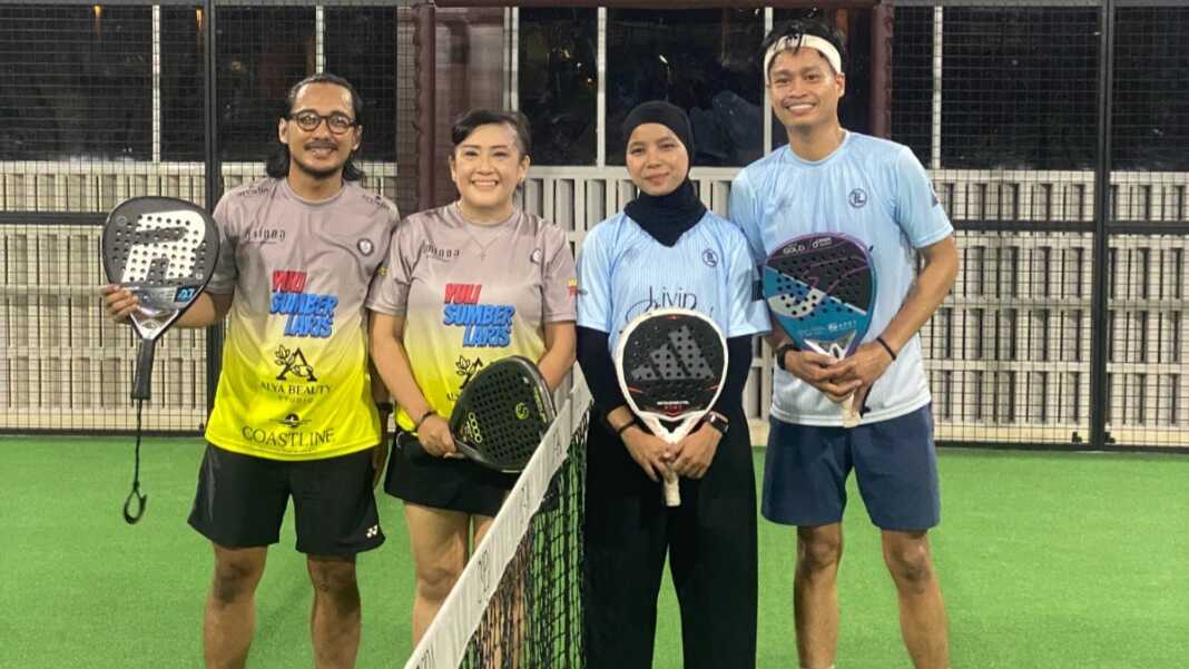 Pemain YSL Padel Club dan Livin Padel Club foto bersama setelah pertandingan pada matchday SulawesiPos Pentas Padel 2026 di Makassar