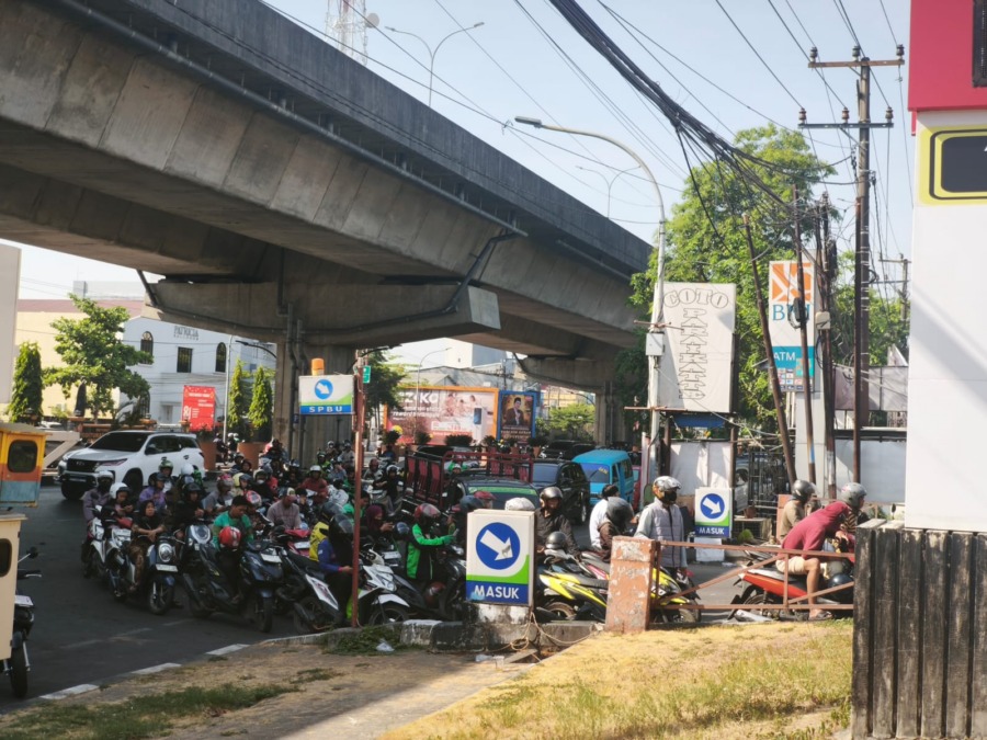 Antrean BBM di SPBU Jalan AP Pettarani, samping Kantor KPUD Sulsel, Kamis (10/9/2026).