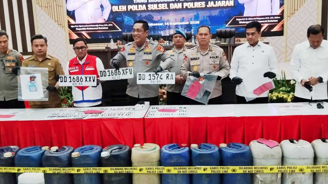 Kapolda Sulsel Irjen Djuhandani menggelar konferensi pers, mengumumkan keberhasilan pengungkapan 10 kasus tindak pidana penyalahgunaan BBM bersubsidi sepanjang periode Agustus hingga September 2026.