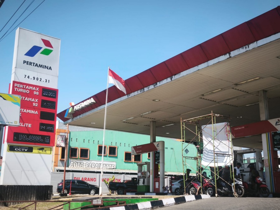SPBU 74.902.31 di Jalan AP Pettarani, samping Kantor KPU Sulsel, tidak tampak lagi antrean BBM yang meluber hingga ke jalan raya