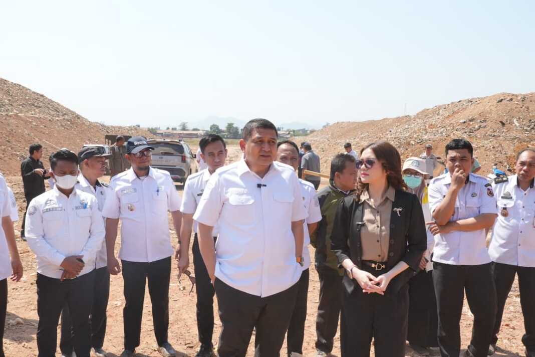 Wali Kota Makassar Munafri Arifuddin meninjau lokasi Lokasi TPA tersebut menjadi bagian dari upaya melokalisasi ratusan sapi agar tidak lagi berkeliaran dan mengonsumsi sampah campuran di area timbunan.