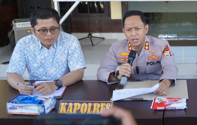 Satuan Reserse Kriminal (Satreskrim) Polres Parepare mengungkap dugaan penyalahgunaan pengangkutan bahan bakar minyak (BBM) bersubsidi jenis Pertalite. Polisi menyita dua unit mobil mini bus jenis Toyota Avanza yang telah dimodifikasi pada bagian tangkinya. Selain kendaraan, polisi juga mengamankan hampir 700 liter Pertalite dari kedua mobil tersebut.