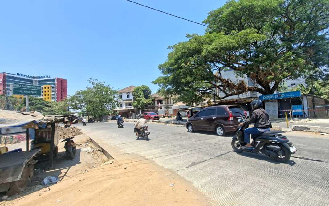Jalan Aroepala, Makassar, usai dibetonisasi, Jumat (18/9/2026). Foto: SPos/Tari.