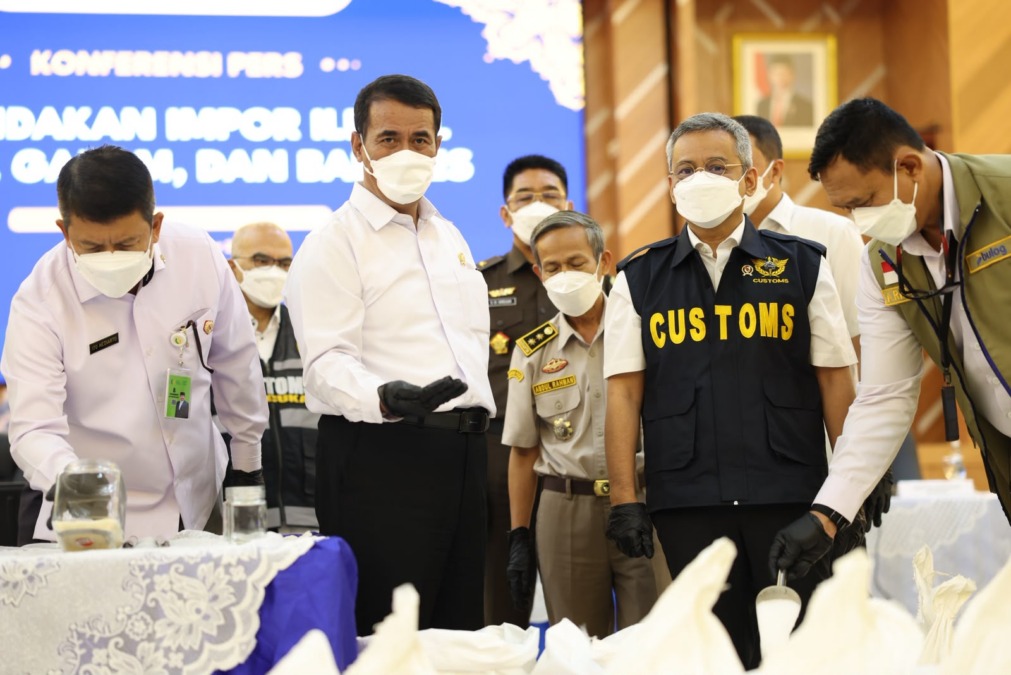 Bea Cukai gagalkan pemasukan ilegal beras dan garam. Mentan Amran nilai dapat merugikan petani dan ganggu swasembada pangan.