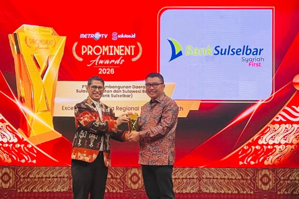 Direktur Utama Bank Sulselbar Yulis Suandi, menerima penghargaan 