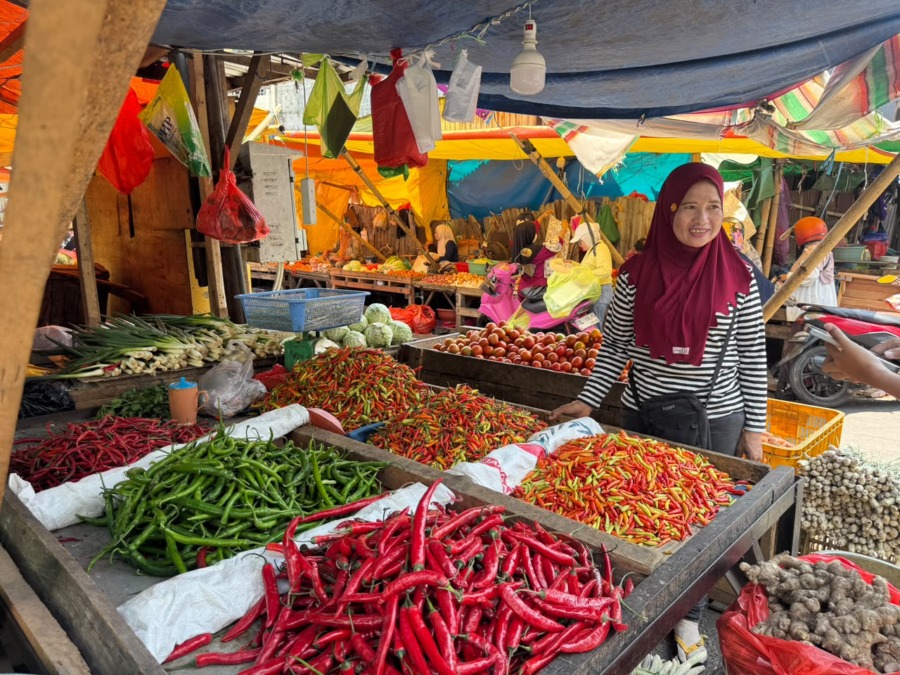 Harga cabai di Pasar Terong Makassar melonjak hingga Rp85 ribu per kilogram. Pedagang menyebut kenaikan dipicu berkurangnya pasokan petani.