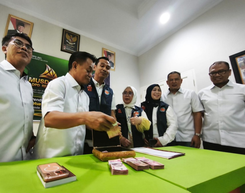 Ketua SC Musda REI Sulsel Aldin Bulen, menerima uang tunai Rp50 juta sebagai syarat pengambilan formulir calon Ketua REI Sulsel