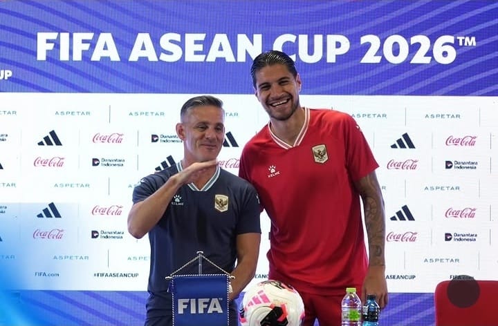 Pelatih Timnas Indonesia, John Herdman bersama pemain Indonesia, Kevin Diks dalam konferensi pers menjelang laga lawan Singapura pada pembuka FIFA ASEAN Cup 2026 di Jakarta, Kamis (24/9/2026).