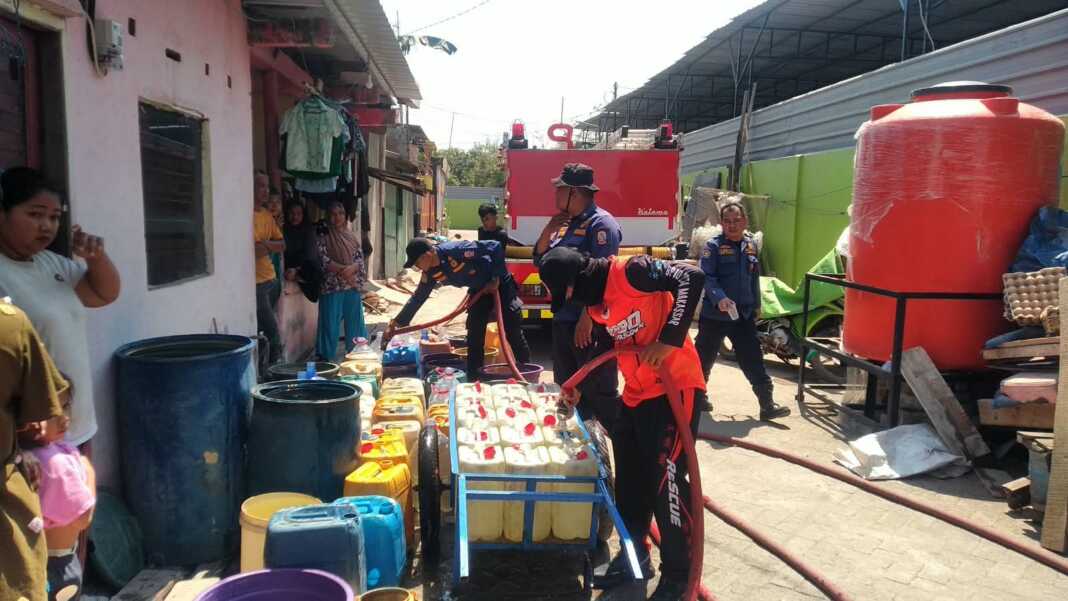 BPBD Makassar salurkan 5,1 juta liter air bersih gratis untuk 97 ribu warga terdampak kekeringan kemarau di 62 kelurahan.