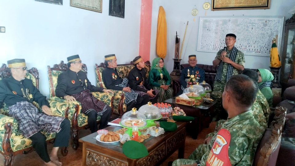 Komandan Kodim 1402/Polman Letkol Inf Ikhwan Arifin menggelar silaturahmi dengan Kerapatan Adat Arajang Balanipa untuk memperkuat komunikasi negara dan adat.