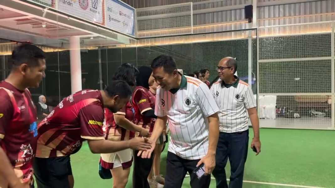 Direktur Utama Bumi Pundi Karsa Group H Badris Salam, S.E. resmi menutup rangkaian SulawesiPos Pentas Padel 2026 di Padel Hood Makassar, Minggu (27/9/2026) malam.