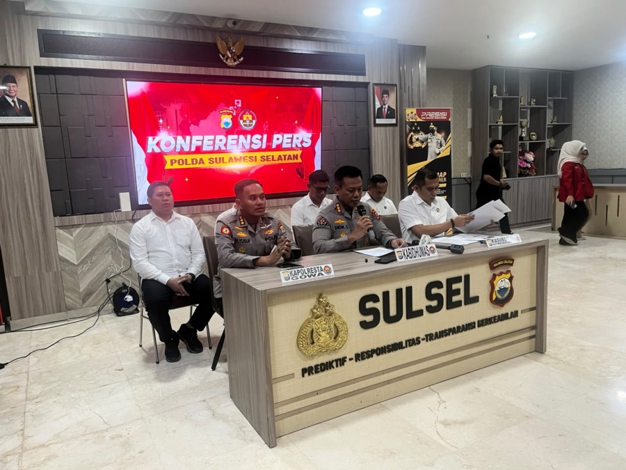 Kabid Humas Polda Sulsel Kombes Didik Supranoto dan Kasubdit Tipidkor Ditreskrimsus Polda Sulsel AKBP Jufri menggelar konferensi pers terkait penanganan kasus dugaan pemerasan oleh Bupati Gowa, Husniah Talenrang