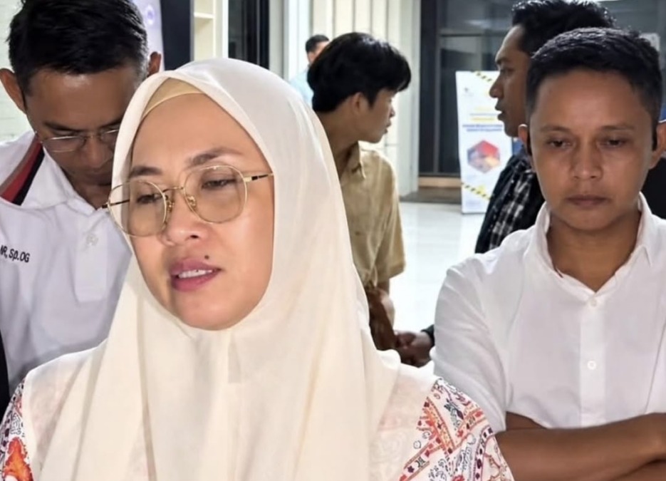 Bupati Gowa Husniah Talenrang didampingi kuasa hukumnya, Adhi Bintang, saat menghadiri pemeriksaan di Polda Sulsel beberapa waktu lalu