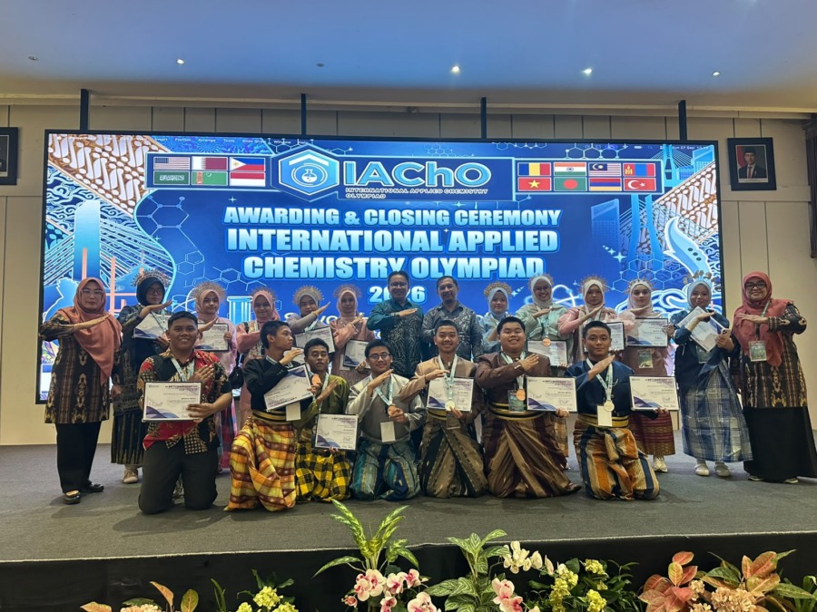 17 siswa MAN 2 Makassar meraih 17 medali di IAChO 2026, terdiri dari 3 perak dan 14 perunggu setelah menjalani pembinaan intensif. Dok. Humas MAN 2 Makassar.